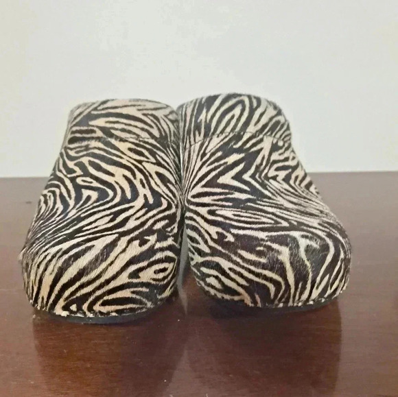 Dansko Clogs Zebra print Size 37 EUC - Picture 3 of 10